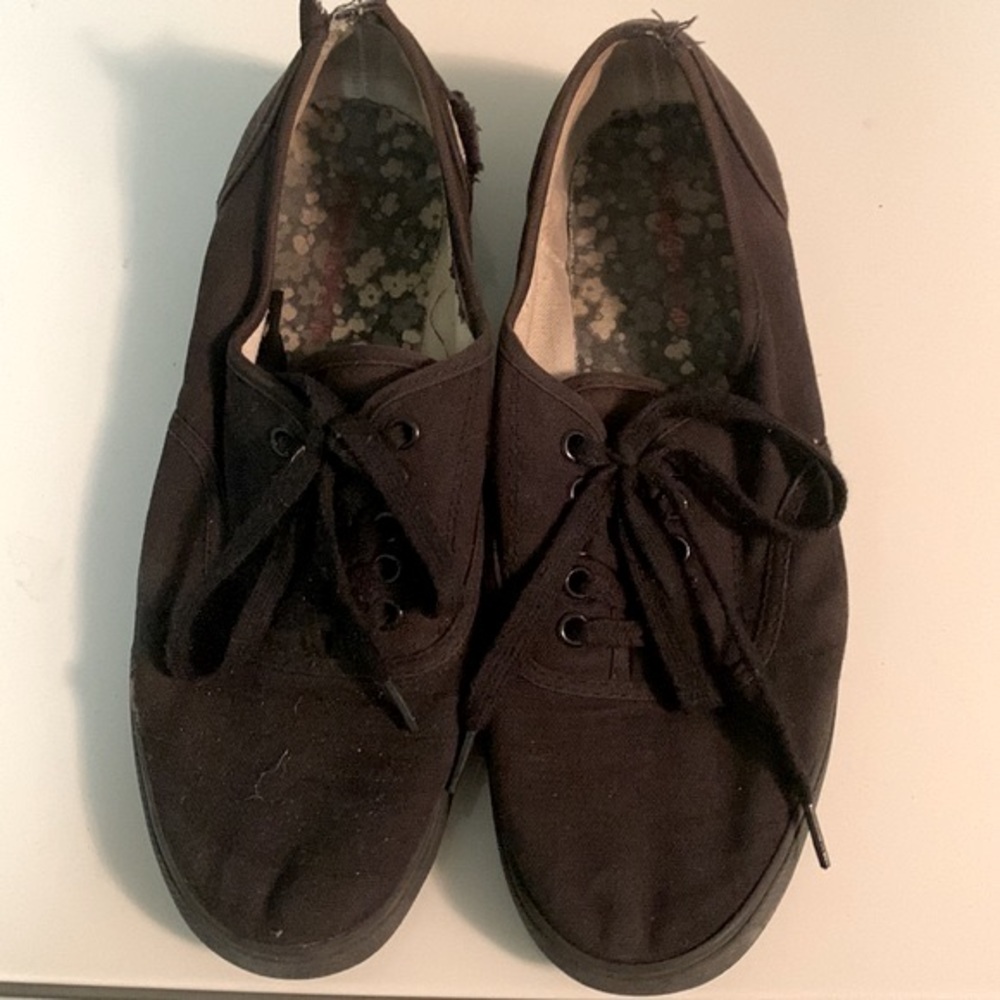 Black, casual tennis shoes 👟